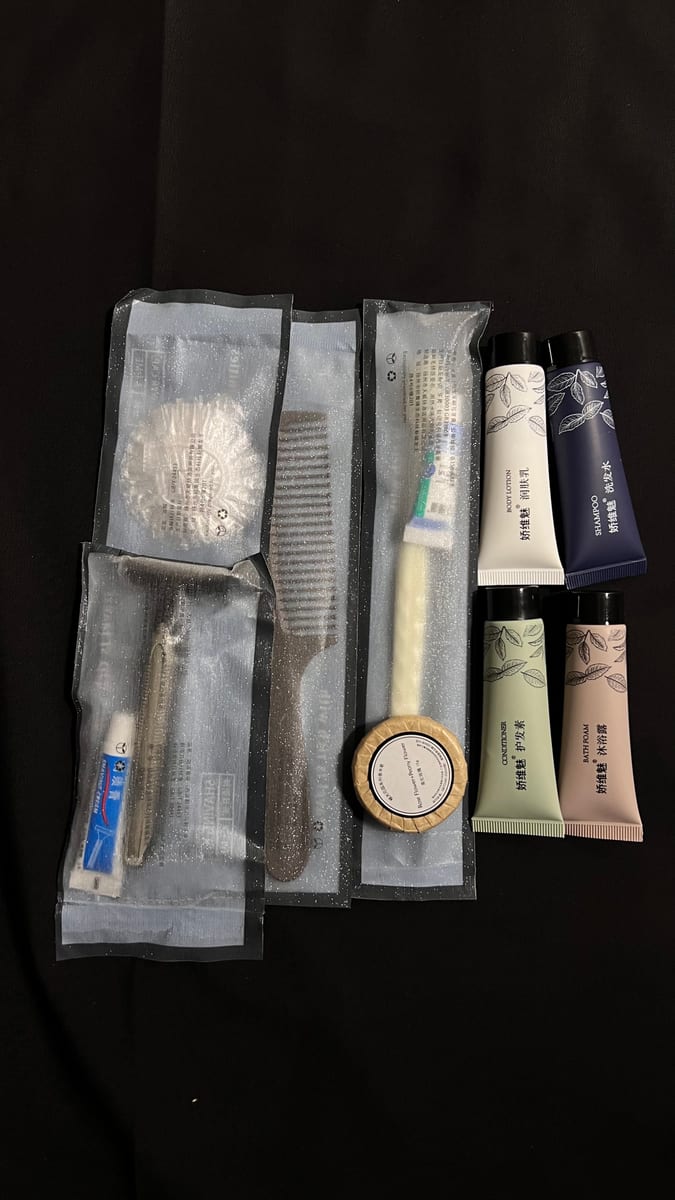 Premium toiletries set thumbnail 2