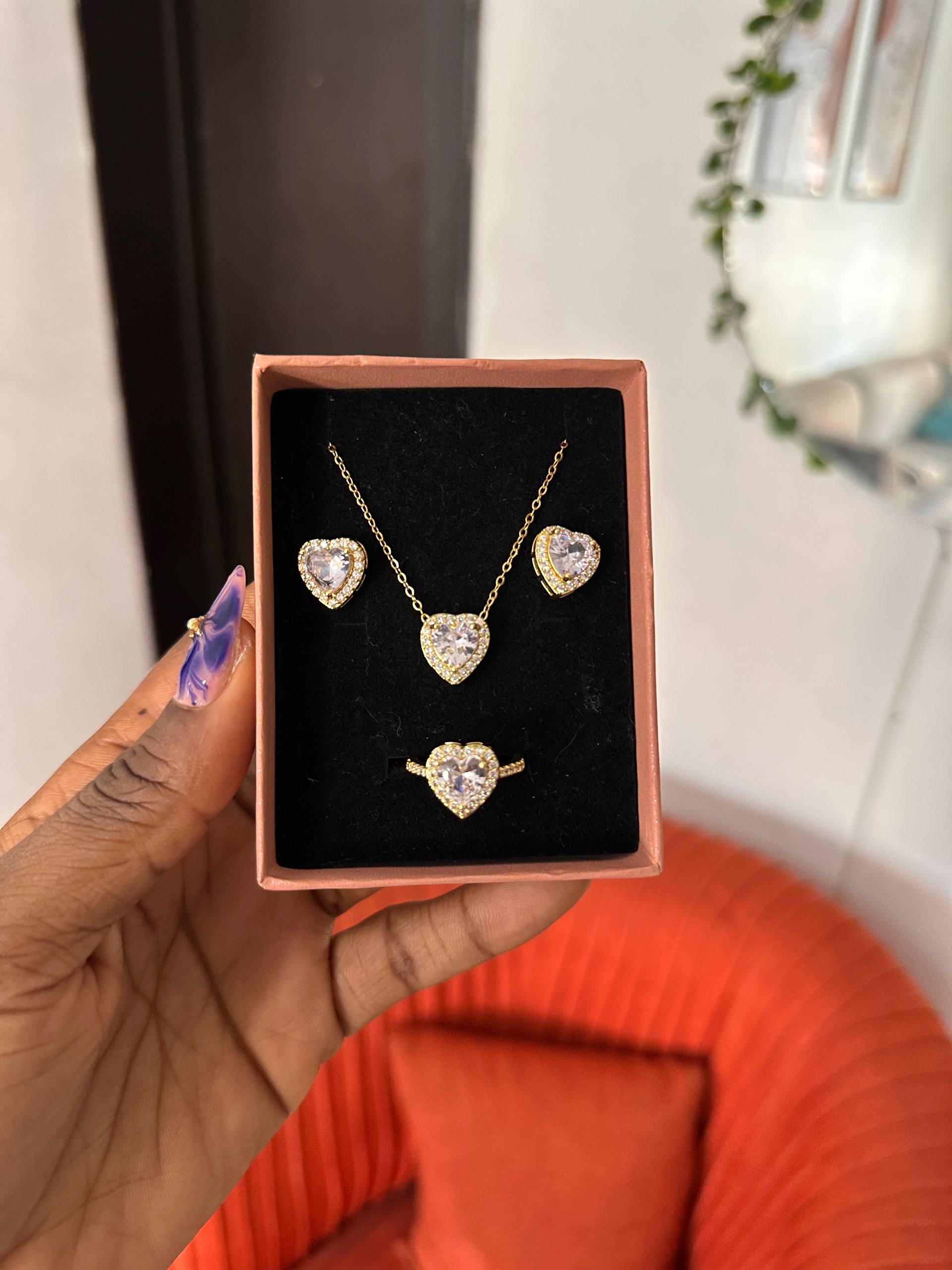 Lovie set in gold